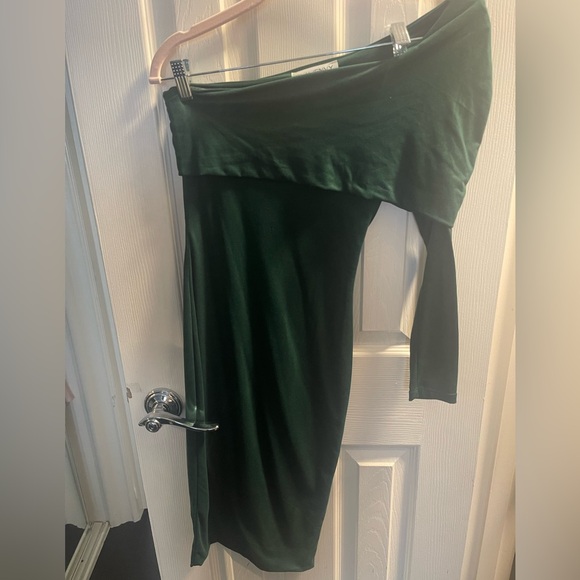 Dresses & Skirts - Green Long sleeve one‎ shoulder dress size small- glam envy